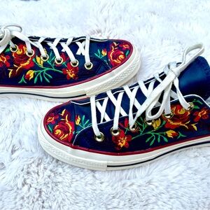 Converse ladies navy blue leather floral embroidered sneakers, sz 8